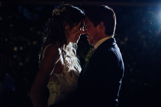 Viki y Fer en su fiesta de boda. Fotografía Dos Clavos. Somos luz